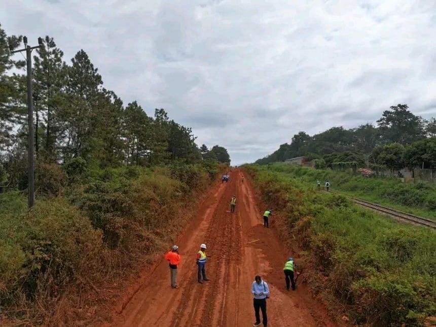 Moçambique testa tecnologia inovadora para acabar com buracos nas estradas de terra batida