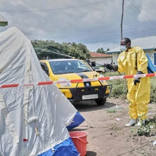 Epidemia de ébola deixa 10 países africanos sob ameaça, alerta agência de saúde